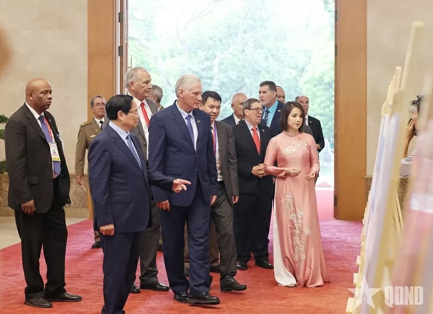 Thủ tướng Phạm Minh Chính và Bí thư Thứ nhất, Chủ tịch nước Cộng hòa Cuba Miguel Díaz-Canel Bermúdez tham quan trưng bày ảnh về quan hệ hợp tác giữa hai nước. Thủ tướng Phạm Minh Chính và Bí thư Thứ nhất, Chủ tịch nước Cộng hòa Cuba Miguel Díaz-Canel Bermúdez tham quan trưng bày ảnh về quan hệ hợp tác giữa hai nước.