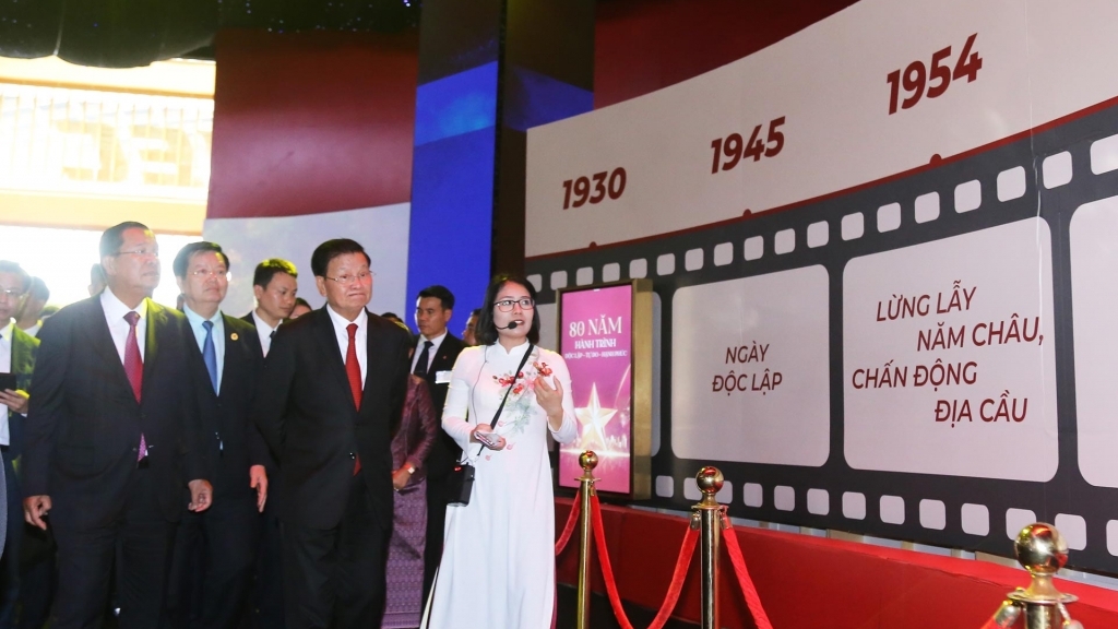 Lãnh đạo Lào và Campuchia thăm Trung tâm triển lãm Quốc gia