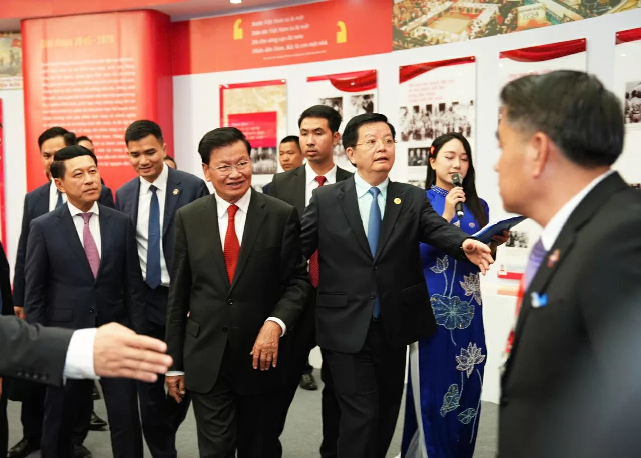 Trong không khí hân hoan chào mừng 80 năm Quốc khánh nước CHXHCN Việt Nam, sự có mặt của đoàn đại biểu cấp cao hai nước Lào - Campuchia tại không gian triển lãm đặc biệt này đã càng tô đậm ý nghĩa sâu sắc của mối quan hệ mật thiết và mang ý nghĩa chiến lược giữa 3 nước Việt Nam - Lào - Campuchia anh em. (Ảnh: Thành Long) Trong không khí hân hoan chào mừng 80 năm Quốc khánh nước CHXHCN Việt Nam, sự có mặt của đoàn đại biểu cấp cao hai nước Lào - Campuchia tại không gian triển lãm đặc biệt này đã càng tô đậm ý nghĩa sâu sắc của mối quan hệ mật thiết và mang ý nghĩa chiến lược giữa 3 nước Việt Nam - Lào - Campuchia anh em. (Ảnh: Thành Long)