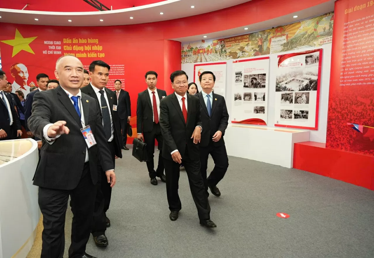 Đến với không gian chưng bày của Bộ Ngoại giao, Phó Giám đốc Học viện Ngoại giao trực tiêp giới thiệu cho các vị lãnh đạo tham quan. (Ảnh: Thành Long) Đến với không gian chưng bày của Bộ Ngoại giao, Phó Giám đốc Học viện Ngoại giao trực tiêp giới thiệu cho các vị lãnh đạo tham quan. (Ảnh: Thành Long)