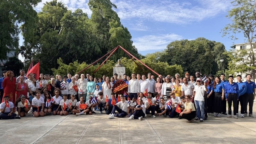 Dâng hoa tại Công viên Hồ Chí Minh ở thủ đô Havana, Cuba nhân kỷ niệm 80 năm Quốc khánh Việt Nam