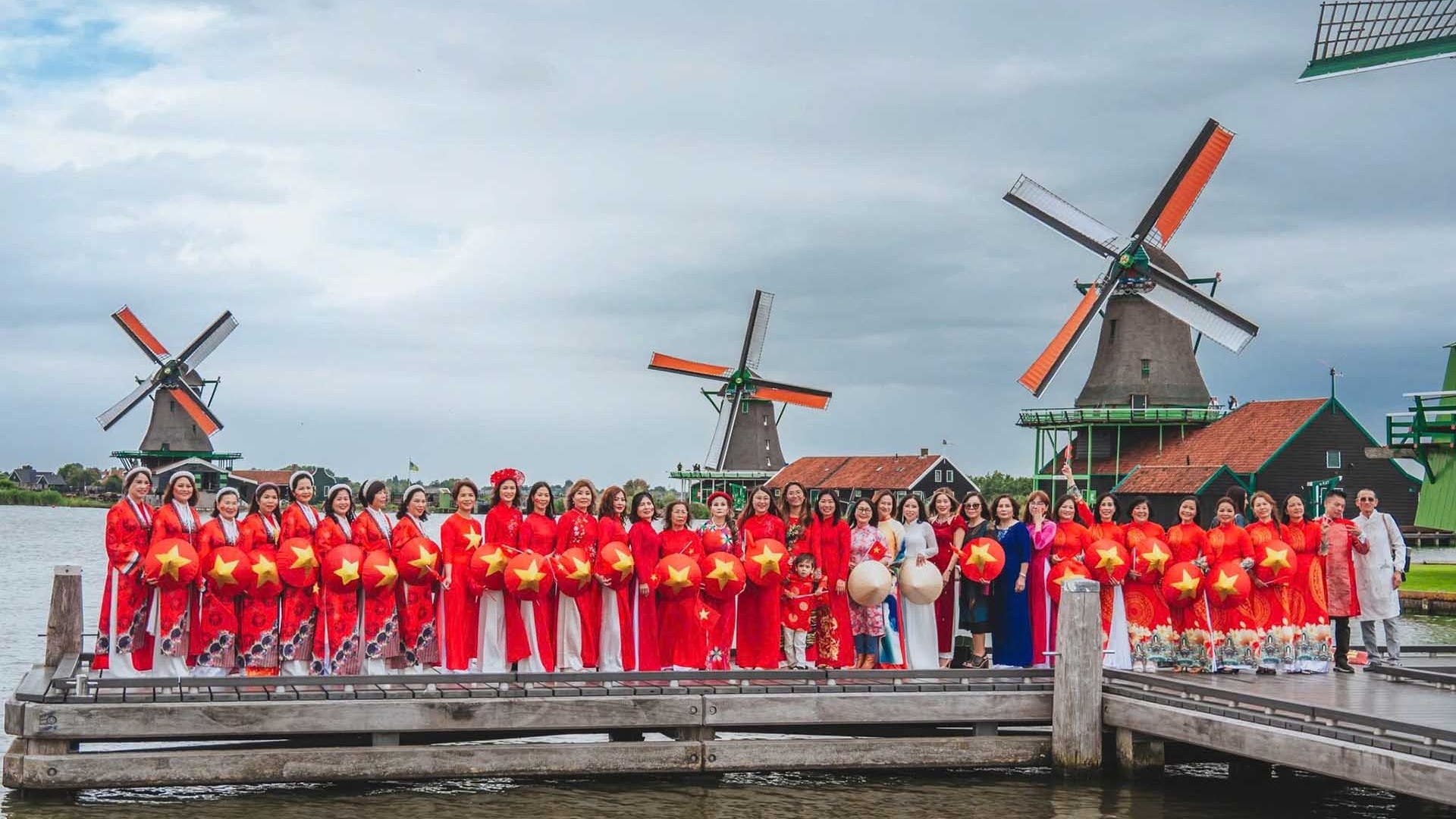 'Việt phục bộ hành' tại Hà Lan: Lan tỏa tinh thần ngày hội non sông, giữ gìn và phát huy giá trị truyền thống