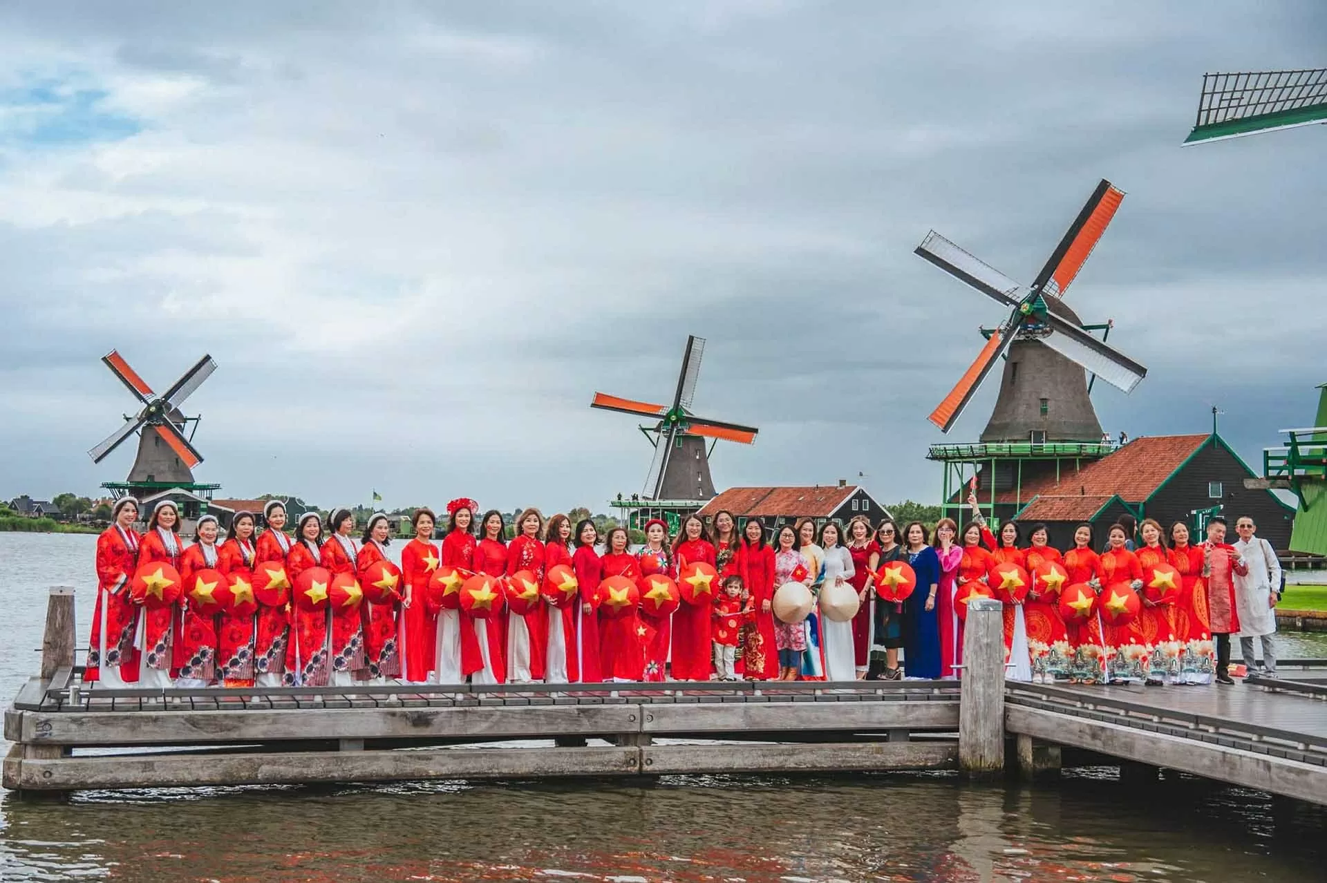 Việt phục bộ hành tại Hà Lan: Lan tỏa tinh thần ngày hội non sông, giữ gìn và phát huy giá trị truyền thống Việt phục bộ hành tại Hà Lan: Lan tỏa tinh thần ngày hội non sông, giữ gìn và phát huy giá trị truyền thống