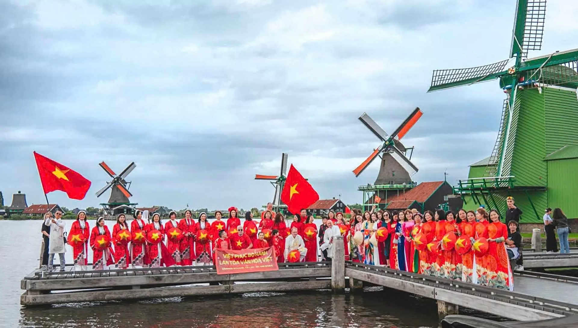 Việt phục bộ hành tại Hà Lan: Lan tỏa tinh thần ngày hội non sông, giữ gìn và phát huy giá trị truyền thống Việt phục bộ hành tại Hà Lan: Lan tỏa tinh thần ngày hội non sông, giữ gìn và phát huy giá trị truyền thống