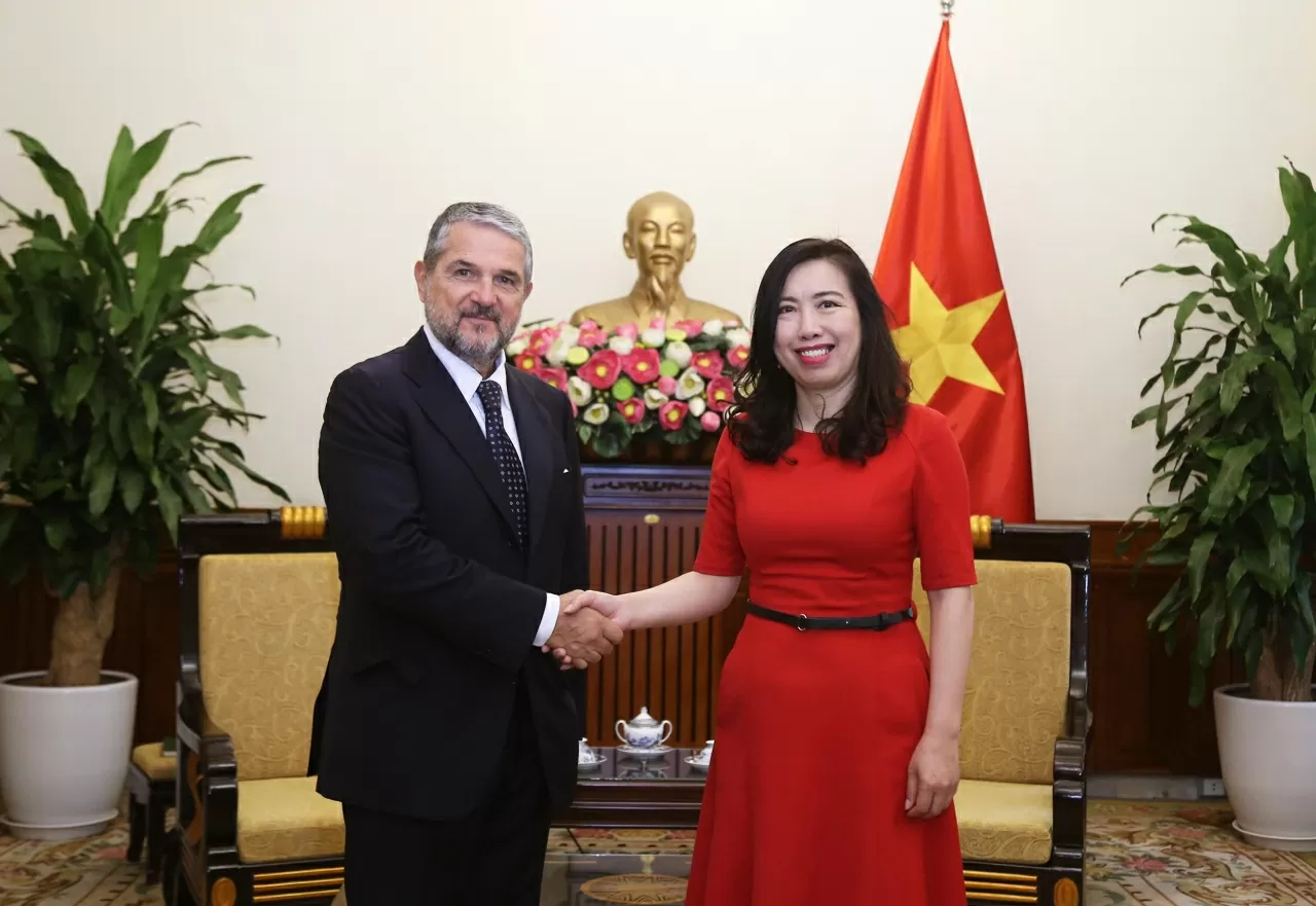 Thứ trưởng Ngoại giao Lê Thị Thu Hằng đã tiếp Thứ trưởng Bộ Doanh nghiệp và Sản phẩm Italia Valentino Valentini thăm làm việc tại Việt Nam. (Ảnh: Thành Long) Thứ trưởng Ngoại giao Lê Thị Thu Hằng đã tiếp Thứ trưởng Bộ Doanh nghiệp và Sản phẩm Italia Valentino Valentini thăm làm việc tại Việt Nam. (Ảnh: Thành Long)