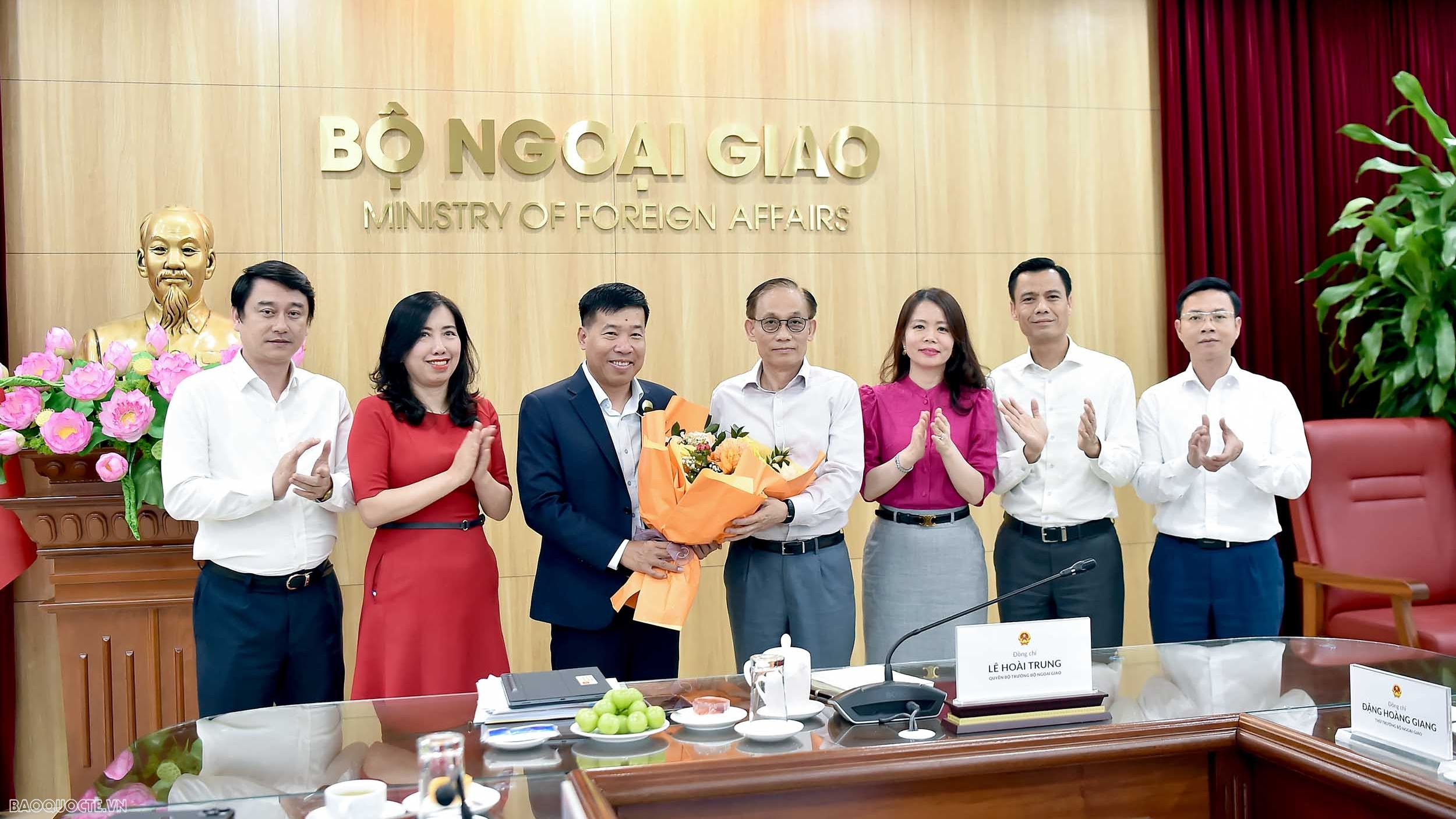Bí thư Trung ương Đảng, Quyền Bộ trưởng Ngoại giao Lê Hoài Trung gặp mặt lãnh đạo Bộ và các đơn vị