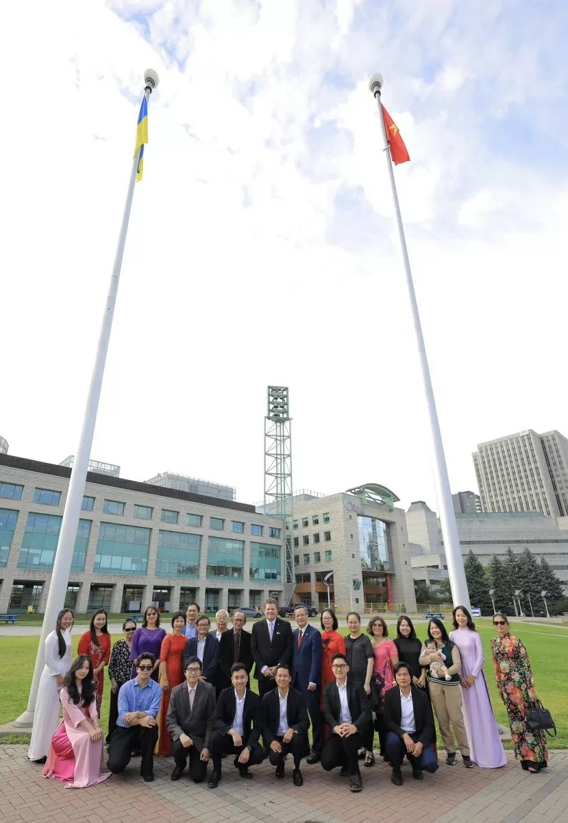 Cộng đồng người Việt trang trọng tổ chức lễ thượng cờ trên khắp Canada Cộng đồng người Việt trang trọng tổ chức lễ thượng cờ trên khắp Canada