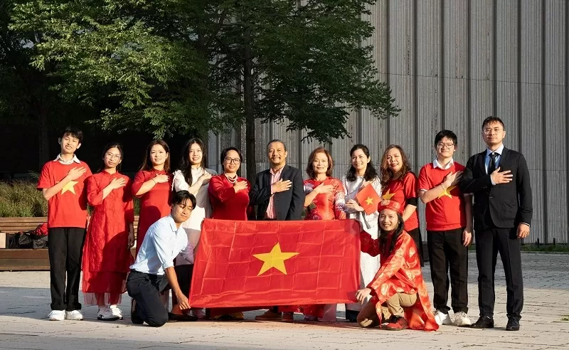 Cộng đồng người Việt trang trọng tổ chức lễ thượng cờ trên khắp Canada Cộng đồng người Việt trang trọng tổ chức lễ thượng cờ trên khắp Canada