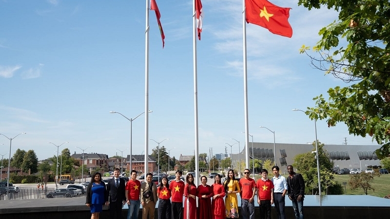 Cộng đồng người Việt trang trọng tổ chức lễ thượng cờ trên khắp Canada