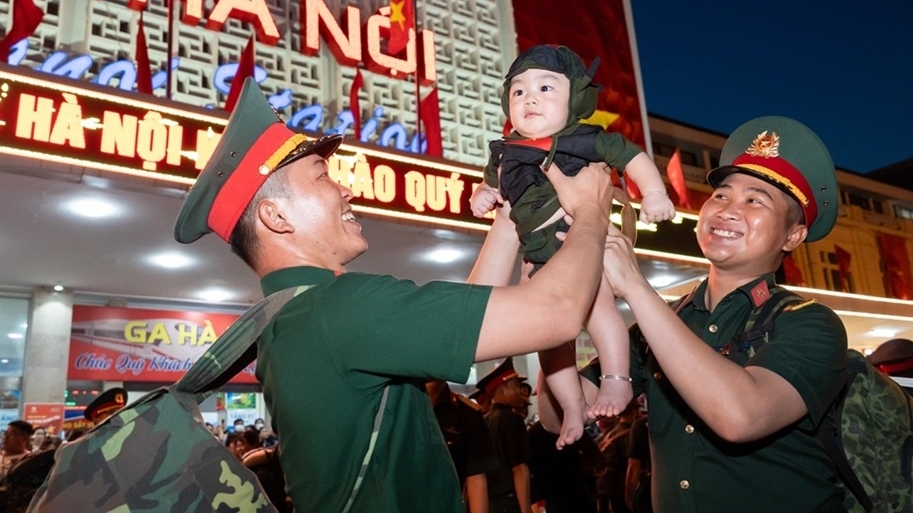 Người dân, giới trẻ Thủ đô xúc động tạm biệt khối A80 trở về đơn vị