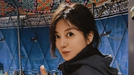 Triệu Vy đẹp mộc mạc du lịch và chụp ảnh thảo nguyên Tân Cương huyền ảo