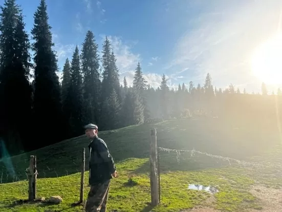 Triệu Vy đẹp mộc mạc du lịch và chụp ảnh thảo nguyên Tân Cương huyền ảo