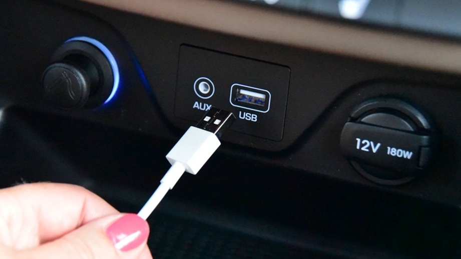 Cắm sạc USB trên ô tô có làm hao ắc quy?