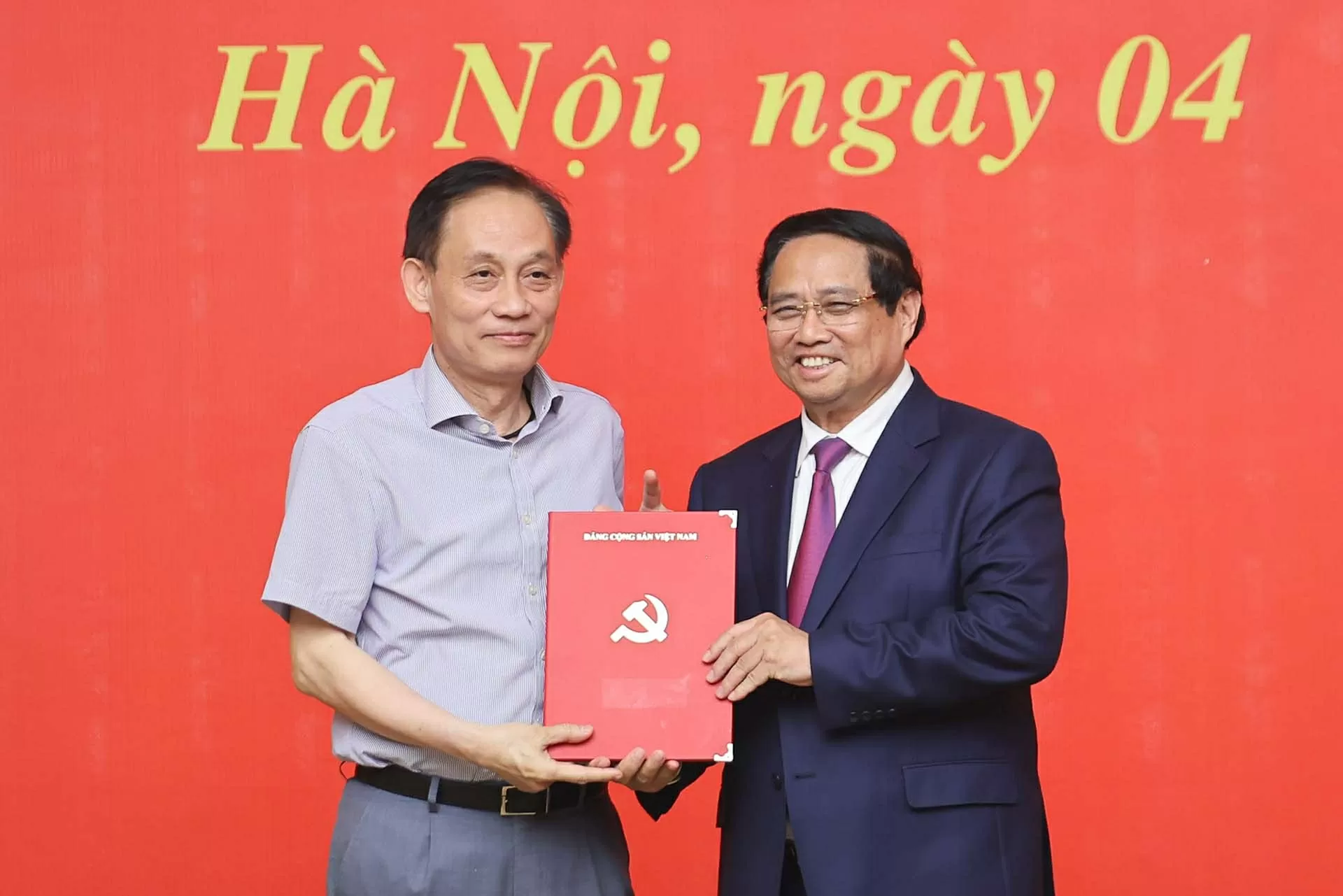 Thủ tướng Phạm Minh Chính trao Quyết định của Bộ Chính trị chỉ định đồng chí Lê Hoài Trung tham gia Ban Chấp hành, Ban Thường vụ Đảng uỷ Chính phủ nhiệm kỳ 2020-2025. (Nguồn: VGP)