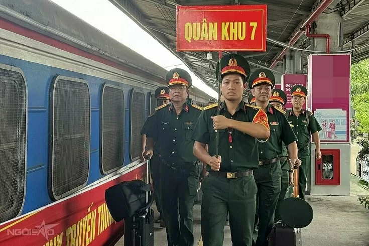 Dòng người chờ đón đoàn cán bộ, chiến sĩ A80 xuống ga Sài Gòn