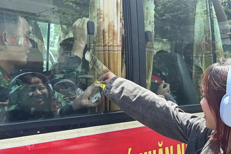 Dòng người chờ đón đoàn cán bộ, chiến sĩ A80 xuống ga Sài Gòn