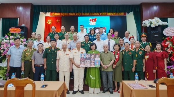 Trao tặng Bảo tàng Phụ nữ Việt Nam di ảnh các Anh hùng liệt sĩ của Lực lượng Công an nhân dân