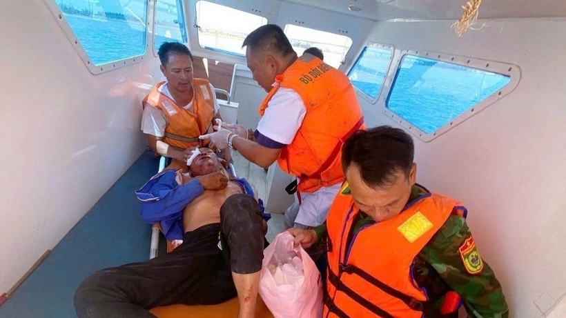 Nghệ An: Bộ đội Biên phòng cứu nạn kịp thời ngư dân gặp tai nạn trên biển