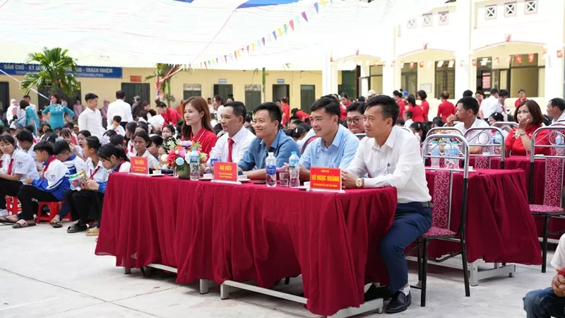 Chương trình với sự tham gia của đại diện Sở Giáo dục và Đào tạo tỉnh Điện Biên và Nhãn hàng Lifebuoy Chương trình với sự tham gia của đại diện Sở Giáo dục và Đào tạo tỉnh Điện Biên và Nhãn hàng Lifebuoy