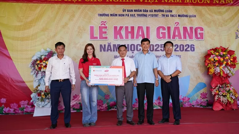 Đại sứ Lifebuoy - ca sĩ Đông Nhi cùng đại diện nhãn hàng đã trao tặng phần quà cho Trường PTDTBT Tiểu học và THCS Mường Luân Đại sứ Lifebuoy - ca sĩ Đông Nhi cùng đại diện nhãn hàng đã trao tặng phần quà cho Trường PTDTBT Tiểu học và THCS Mường Luân