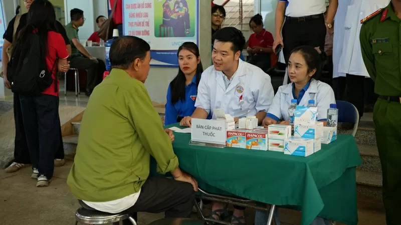 Tổ chức khám bệnh và phát thuốc miễn phí cho 400 trẻ em và bà con địa phương tại trạm y tế Keo Lôm. Tổ chức khám bệnh và phát thuốc miễn phí cho 400 trẻ em và bà con địa phương tại trạm y tế Keo Lôm.