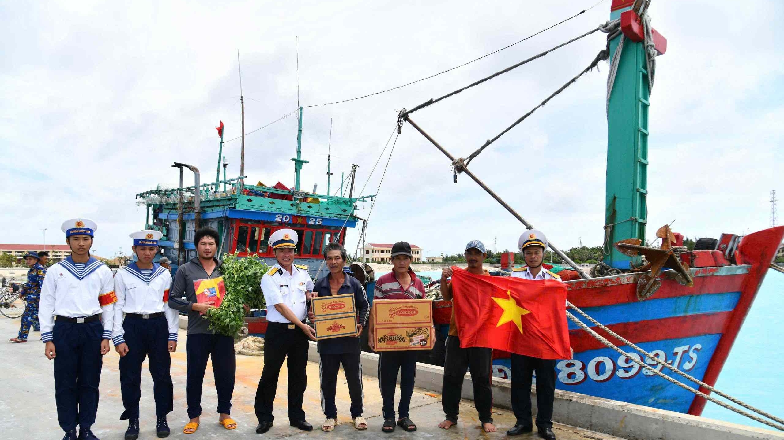 Cán bộ, chiến sĩ Đảo Sơn Ca hỗ trợ tàu cá ngư dân Gia Lai gặp sự cố trên biển