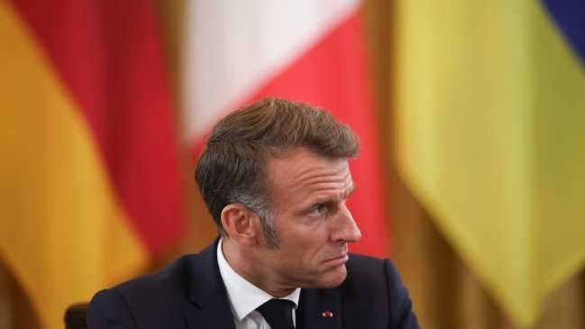 Chính phủ Pháp sụp đổ: 'Lối thoát hiểm' của Tổng thống Macron hẹp dần