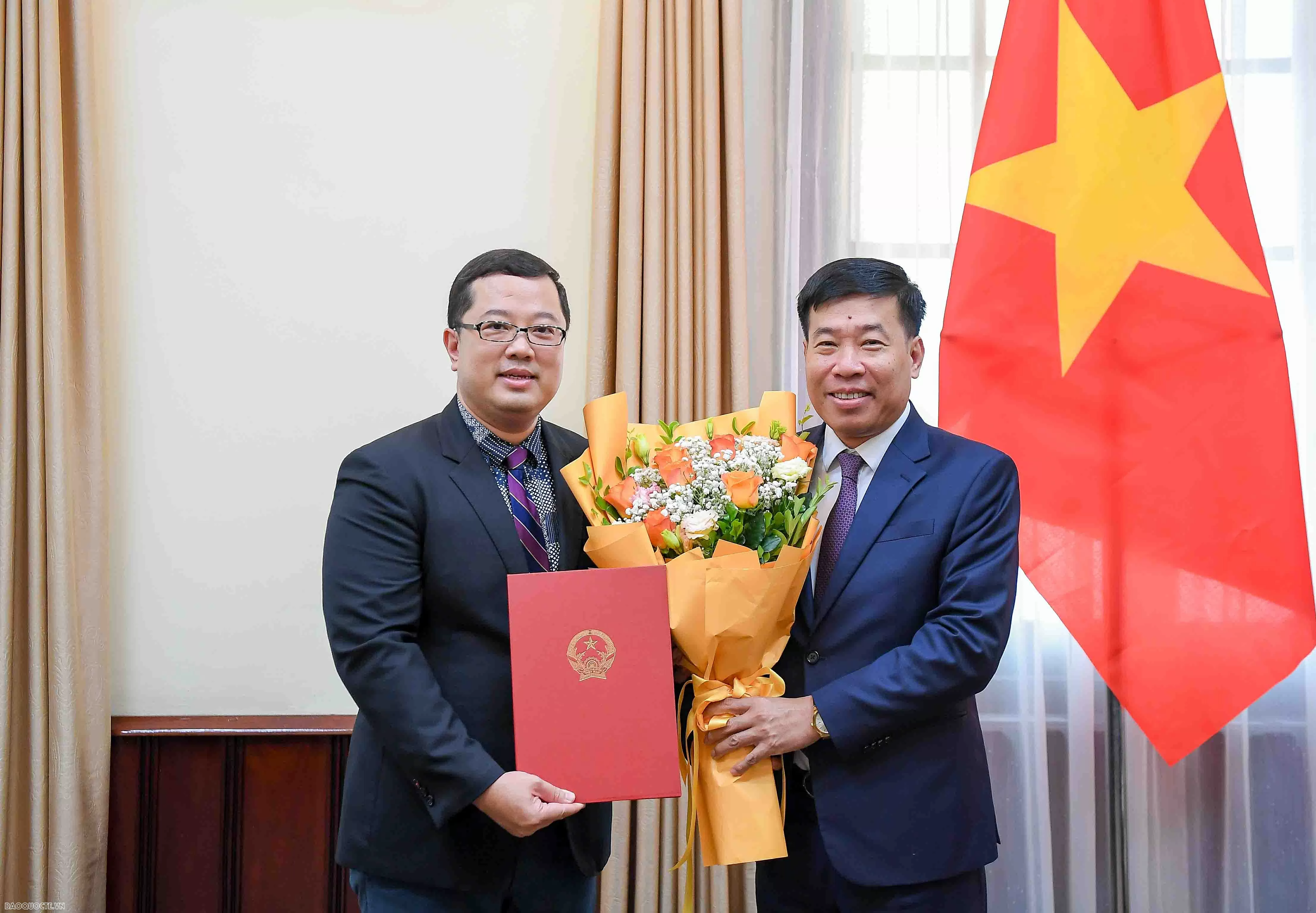 Lãnh đạo Bộ Ngoại giao trao quyết định điều động, bổ nhiệm lãnh đạo cấp Vụ