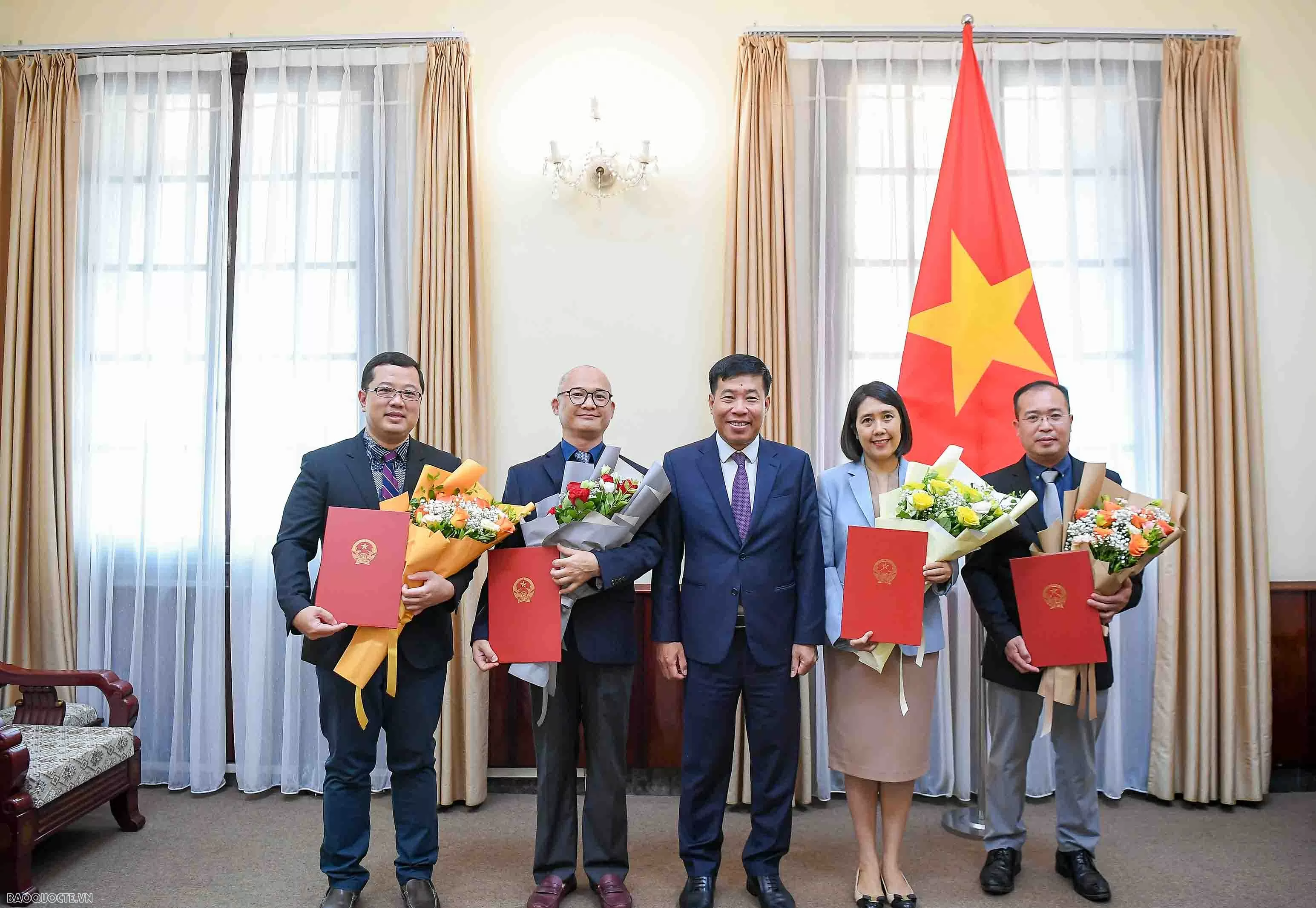 Lãnh đạo Bộ Ngoại giao trao quyết định điều động, bổ nhiệm lãnh đạo cấp Vụ