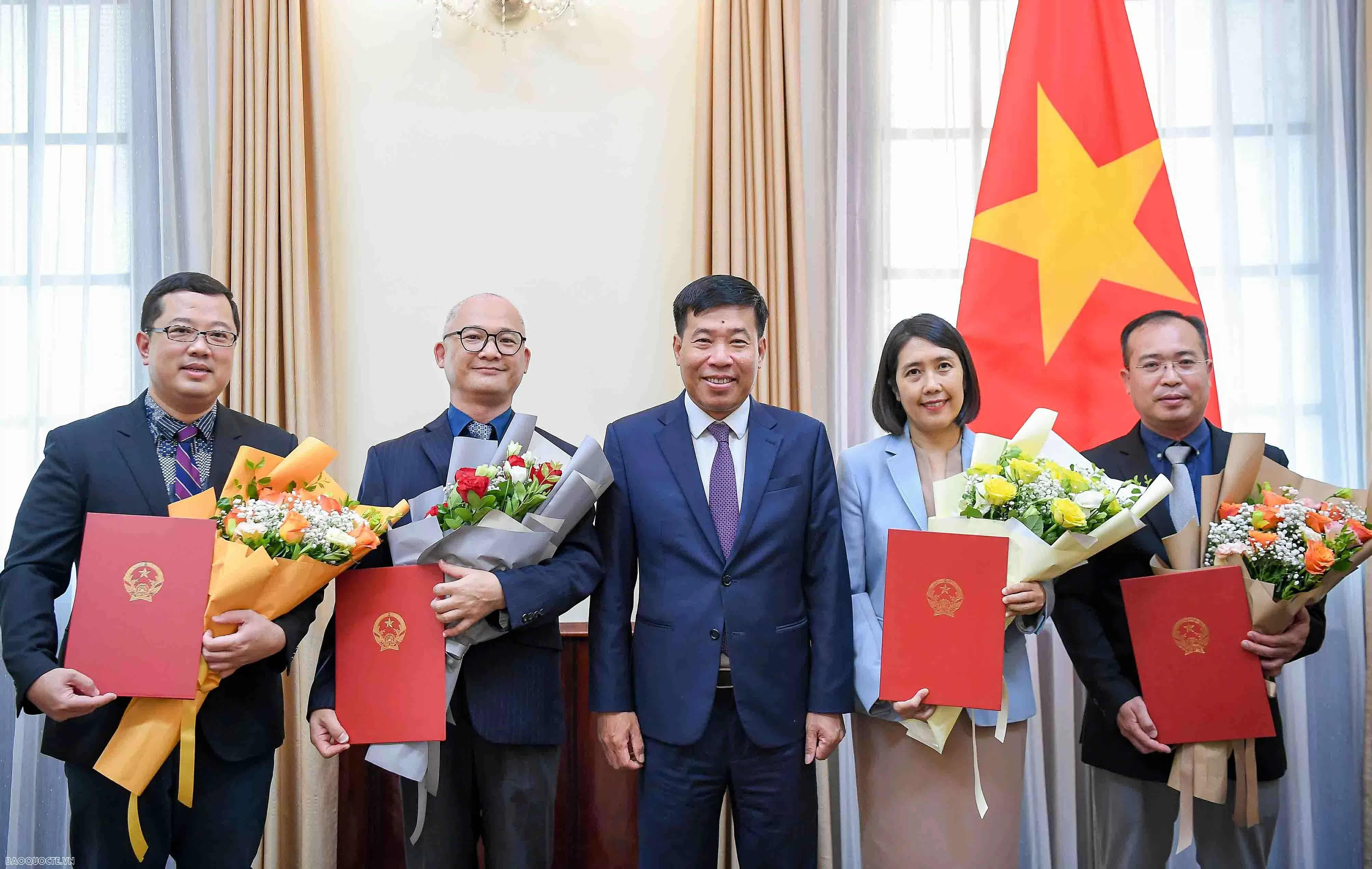 Lãnh đạo Bộ Ngoại giao trao quyết định điều động, bổ nhiệm lãnh đạo cấp Vụ