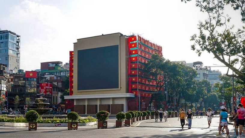 Không gian Quảng trường Đông Kinh Nghĩa Thục thoáng đãng, trở thành điểm dừng chân hấp dẫn người dân và du khách