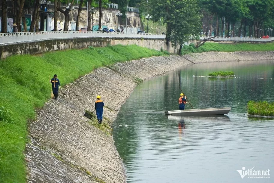 Nước sông Tô Lịch trong xanh trở lại Nước sông Tô Lịch trong xanh trở lại