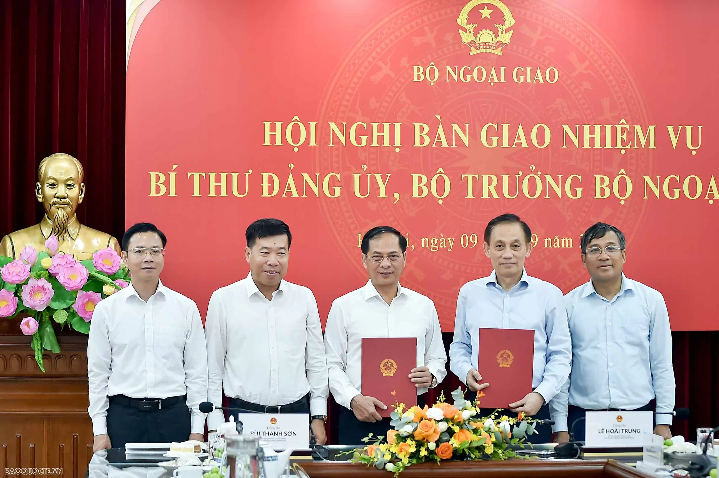 Hội nghị bàn giao công tác Bộ trưởng Ngoại giao: Phát huy truyền thống 80 năm, vững bước trên chặng đường mới của ngành Ngoại giao Hội nghị bàn giao công tác Bộ trưởng Ngoại giao: Phát huy truyền thống 80 năm, vững bước trên chặng đường mới của ngành Ngoại giao