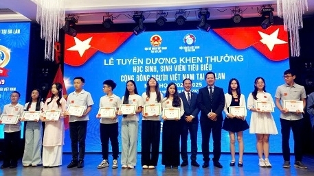 Kỷ niệm 80 năm Quốc khánh và tuyên dương khen thưởng học sinh, sinh viên Việt Nam tiêu biểu tại Ba Lan