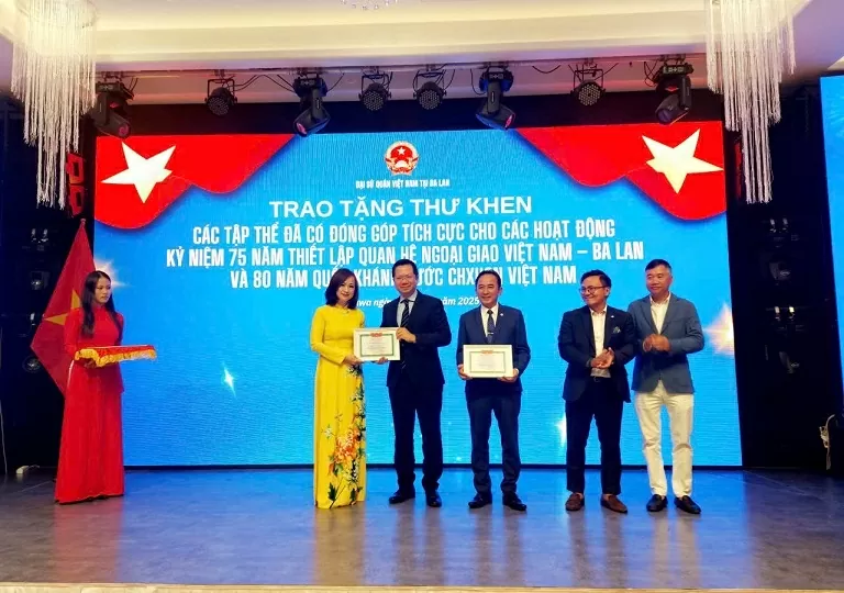 Kỷ niệm 80 năm Quốc khánh và tuyên dương khen thưởng học sinh, sinh viên Việt Nam tiêu biểu tại Ba Lan Kỷ niệm 80 năm Quốc khánh và tuyên dương khen thưởng học sinh, sinh viên Việt Nam tiêu biểu tại Ba Lan