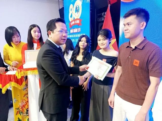 Kỷ niệm 80 năm Quốc khánh và tuyên dương khen thưởng học sinh, sinh viên Việt Nam tiêu biểu tại Ba Lan Kỷ niệm 80 năm Quốc khánh và tuyên dương khen thưởng học sinh, sinh viên Việt Nam tiêu biểu tại Ba Lan