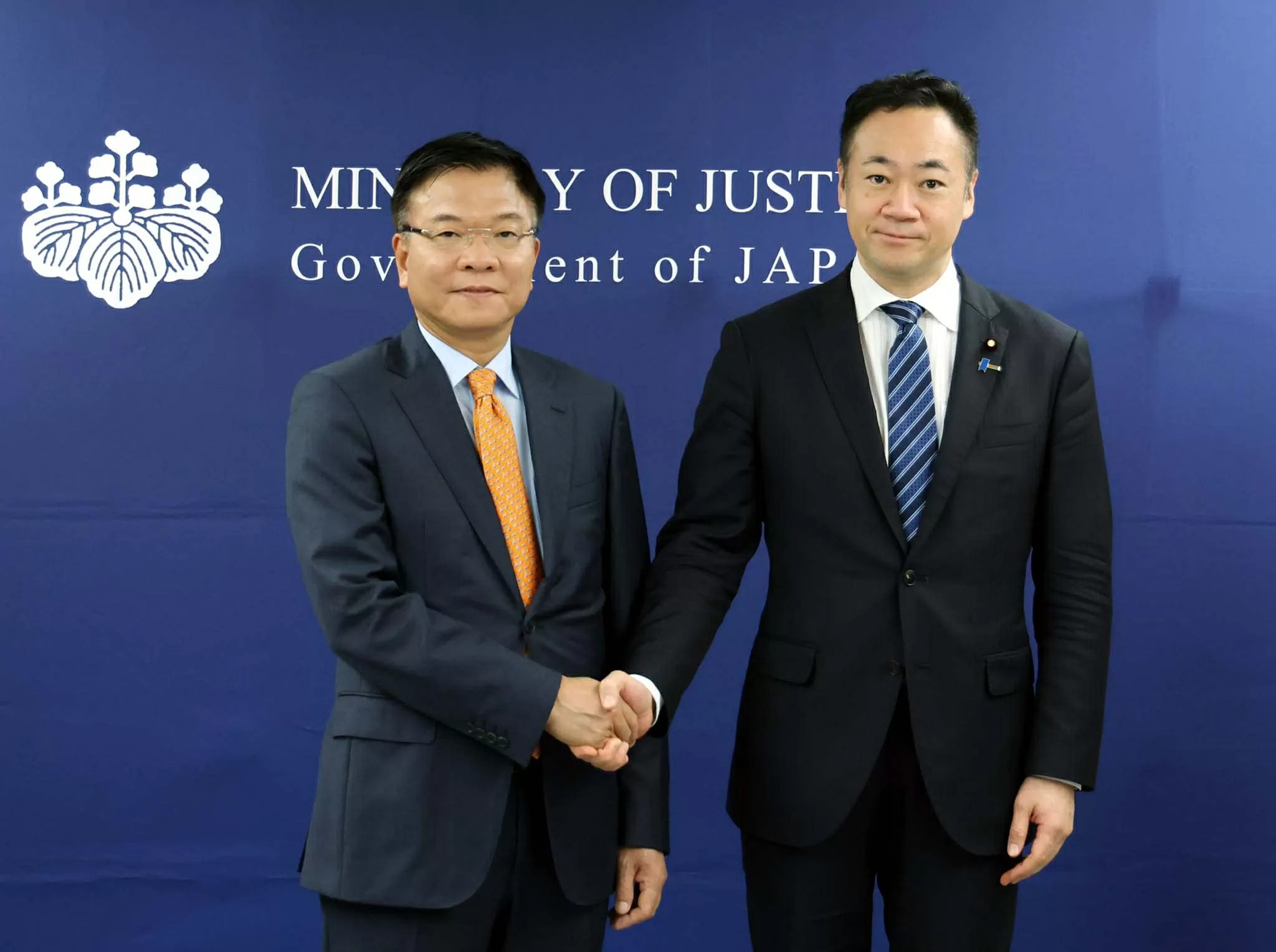 Phó Thủ tướng Lê Thành Long gặp Bộ trưởng Bộ Tư pháp Suzuki Keisuke. (Nguồn: VGP) Phó Thủ tướng Lê Thành Long gặp Bộ trưởng Bộ Tư pháp Suzuki Keisuke. (Nguồn: VGP)