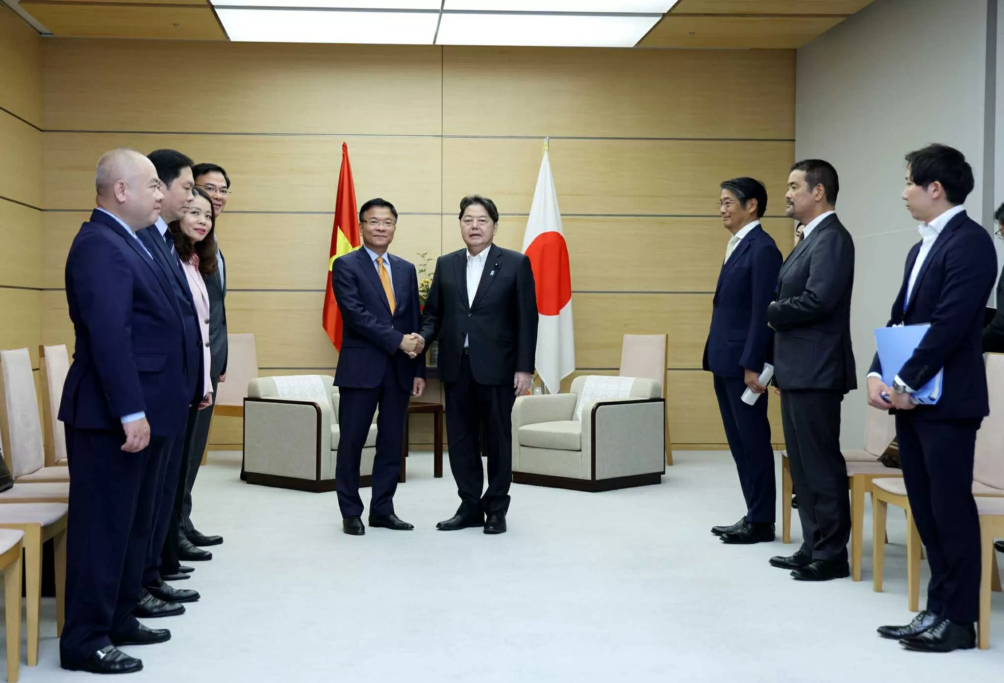 Phó Thủ tướng Lê Thành Long gặp Chánh Văn phòng Nội các Nhật Bản Hayashi Yoshimasa. (Nguồn: VGP) Phó Thủ tướng Lê Thành Long gặp Chánh Văn phòng Nội các Nhật Bản Hayashi Yoshimasa. (Nguồn: VGP)