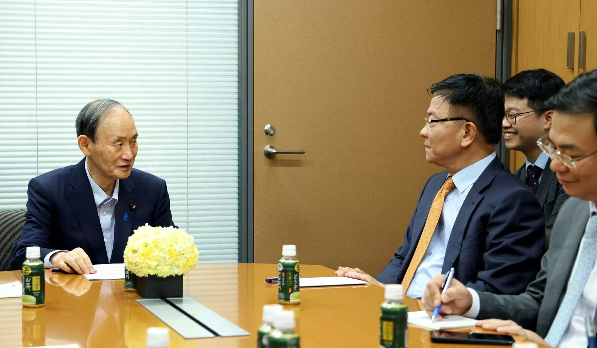 Phó Thủ tướng Chính phủ Lê Thành Long chào cựu Thủ tướng Suga Yoshihide. (Nguồn: VGP) Phó Thủ tướng Chính phủ Lê Thành Long chào cựu Thủ tướng Suga Yoshihide. (Nguồn: VGP)