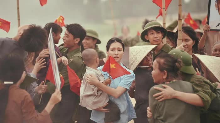 Mưa đỏ cùng hai bản tình ca từ tiền tuyến đến hậu phương