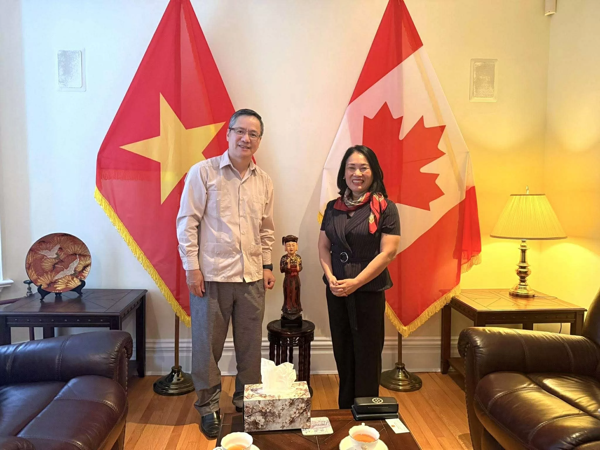 Chiếc lá đỏ trên tuyết trắng