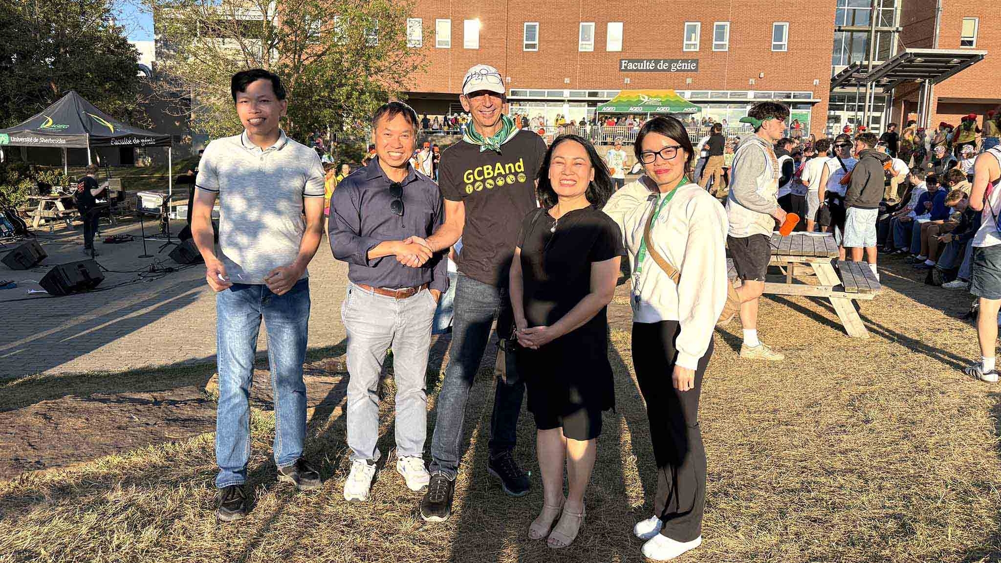 Chiếc lá đỏ trên tuyết trắng