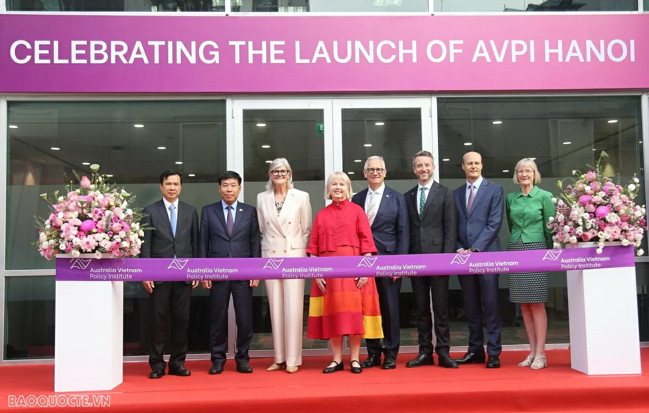 Toàn quyền Australia Sam Mostyn và các đại biểu thực hiện nghi lễ cắt băng Khai trương Văn phòng đại diện của Viện Chính sách Australia – Việt Nam tại Hà Nội. Toàn quyền Australia Sam Mostyn và các đại biểu thực hiện nghi lễ cắt băng Khai trương Văn phòng đại diện của Viện Chính sách Australia – Việt Nam tại Hà Nội.