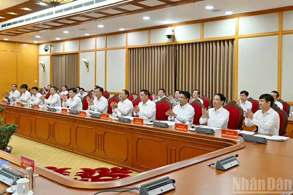 Các đồng chí trong Ban Thường vụ Tỉnh ủy Hưng Yên tại cuộc làm việc. Các đồng chí trong Ban Thường vụ Tỉnh ủy Hưng Yên tại cuộc làm việc.