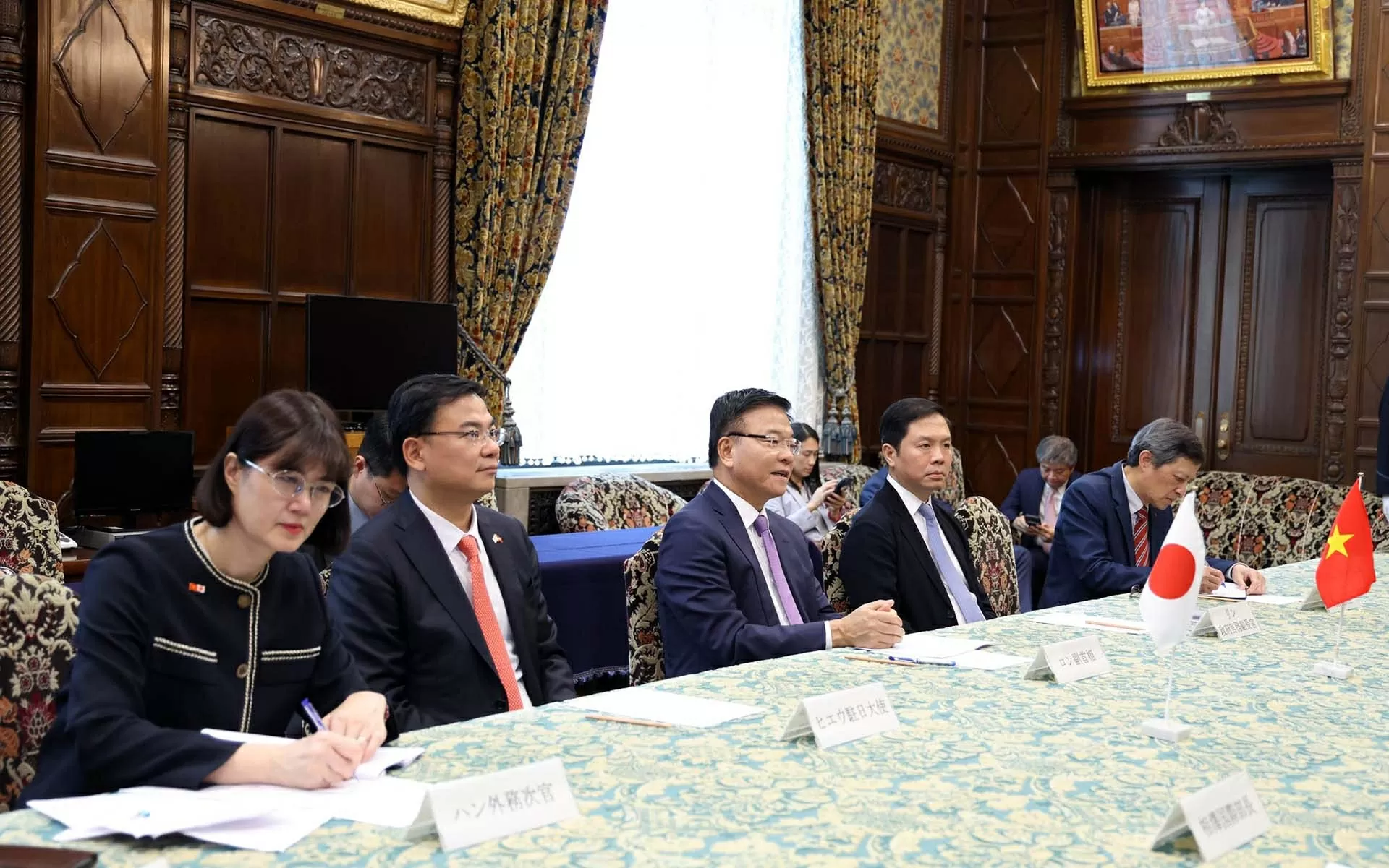 Phó Thủ tướng đề nghị Nhật Bản phối hợp chặt chẽ nhằm tạo môi trường thuận lợi để thúc đẩy hợp tác kinh tế, giao lưu nhân dân hai nước. (Nguồn: VGP) Phó Thủ tướng đề nghị Nhật Bản phối hợp chặt chẽ nhằm tạo môi trường thuận lợi để thúc đẩy hợp tác kinh tế, giao lưu nhân dân hai nước. (Nguồn: VGP)