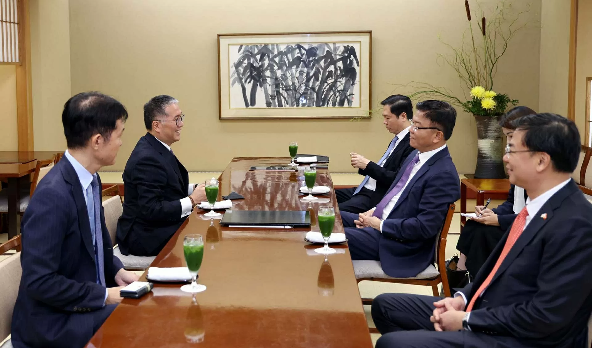 Phó Thủ tướng đề nghị Bộ trưởng Ito Tadahiko tiếp tục thúc đẩy Chính phủ Nhật Bản tăng các dự án hợp tác bằng nguồn vốn ODA, FDI, chia sẻ kinh nghiệm của Nhật Bản cho Việt Nam trong các lĩnh vực này. (Nguồn: VGP) Phó Thủ tướng đề nghị Bộ trưởng Ito Tadahiko tiếp tục thúc đẩy Chính phủ Nhật Bản tăng các dự án hợp tác bằng nguồn vốn ODA, FDI, chia sẻ kinh nghiệm của Nhật Bản cho Việt Nam trong các lĩnh vực này. (Nguồn: VGP)