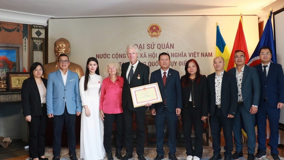 Đạo diễn Thụy Điển được trao tặng Kỷ niệm chương Vì sự nghiệp văn hóa, thể thao và du lịch Việt Nam