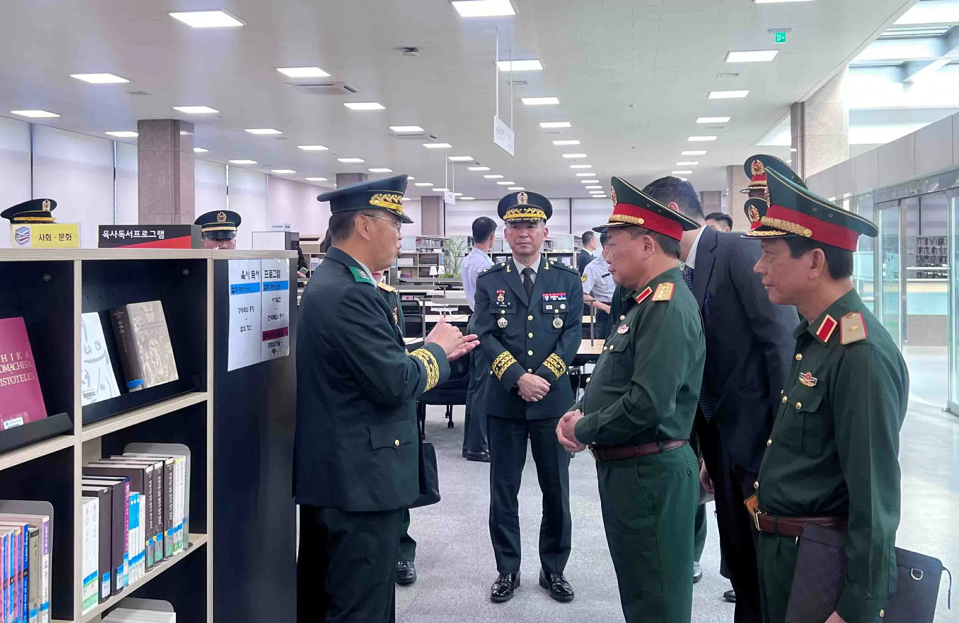 Tiếp tục tăng cường hợp tác quốc phòng Việt Nam-Hàn Quốc Tiếp tục tăng cường hợp tác quốc phòng Việt Nam-Hàn Quốc