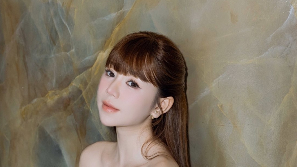 Sắc vóc gợi cảm của diễn viên Quỳnh Kool phim 'Gió ngang khoảng trời xanh'