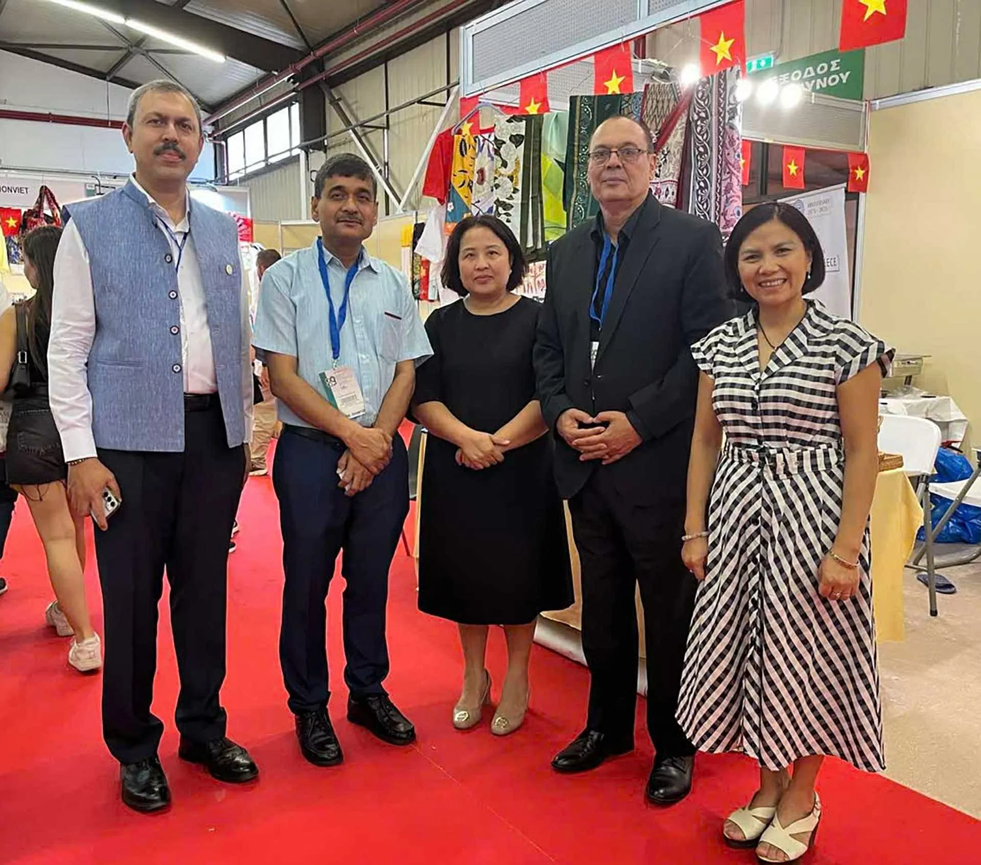 Trợ lý, Cố vấn Tài chính Bộ Dệt may Ấn Độ thăm gian hàng Việt Nam. Trợ lý, Cố vấn Tài chính Bộ Dệt may Ấn Độ thăm gian hàng Việt Nam.